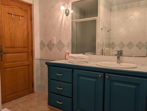 une salle de bain avec un lavabo et un miroir dans l'établissement Villa Piscine et Nature Cévenole, à Molières-sur-Cèze