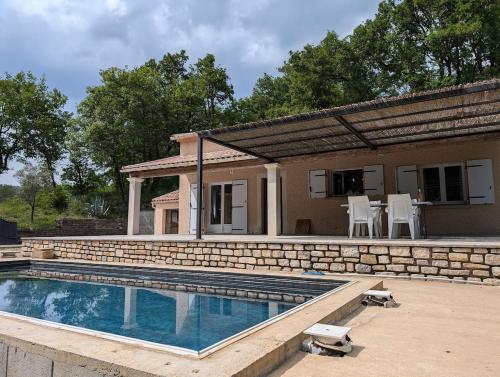 une maison avec une piscine devant une maison dans l'établissement Villa Piscine et Nature Cévenole, à Molières-sur-Cèze