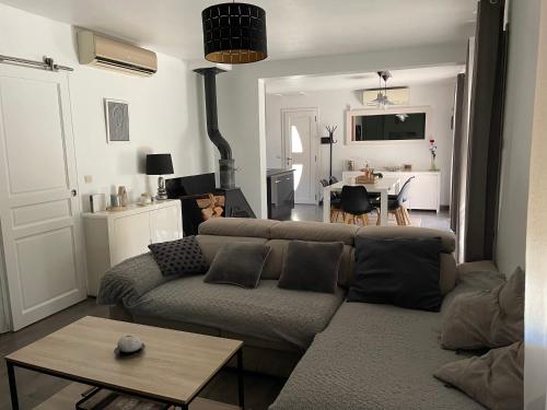 un salon avec un canapé et une table dans l'établissement Villa de caractères,piscine, vue sur le luberon,3 chambres, à Cheval-Blanc