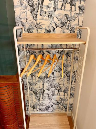 une étagère avec des carottes dessus devant un mur dans l'établissement Amiens Hortillonnages Studio, à Amiens