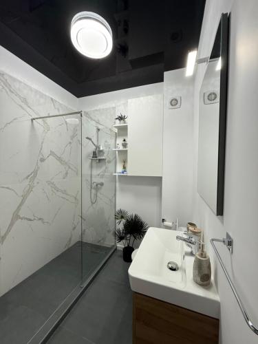 Koupelna v ubytování Sea View Luxury Retreat - private parking