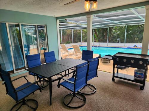 Bazén v ubytování Largo, Fl Pool Patio 8 Beds Close to Beach nebo v jeho okolí