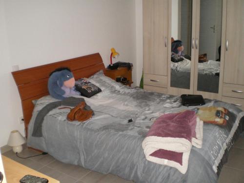 une chambre avec un lit avec des serviettes dessus dans l'établissement Location neuve, à Croix-Chapeau