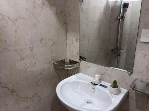 een badkamer met een wastafel en een spiegel bij Wiki Villa in Bentota