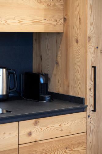 a kitchen with a counter top with a microwave at Casa Montana in Commezzadura