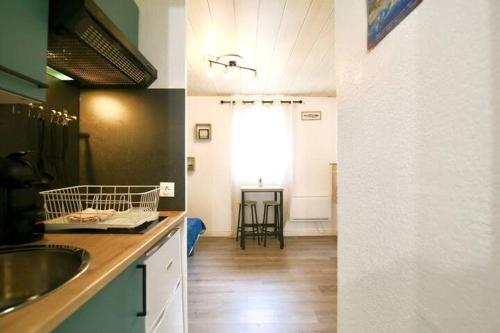 une cuisine avec un évier et un plan de travail dans l'établissement Superbe studio pied dans l'eau, à La Seyne-sur-Mer