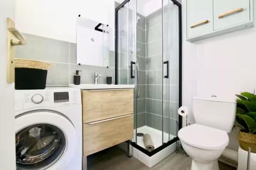 une salle de bain avec machine à laver et toilettes dans l'établissement Superbe studio pied dans l'eau, à La Seyne-sur-Mer
