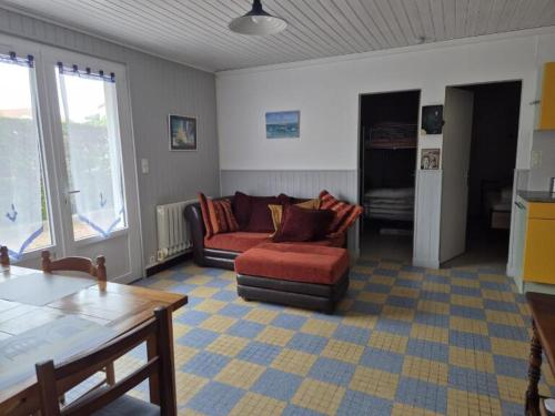 un salon avec un canapé et une table dans l'établissement Appartement La Faute sur mer proche plage RDC, à L'Aiguillon-la-Presqu'île