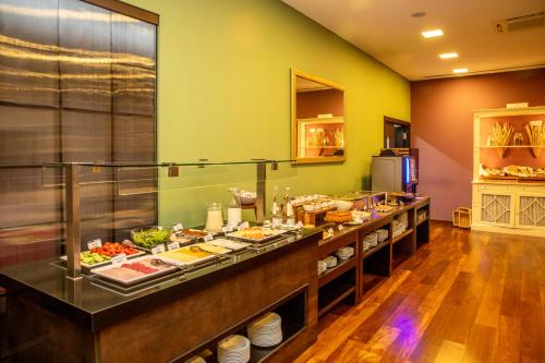 リスボンにあるVIP エグゼクティブ サルダーニャのレストランで食べ物が並べられたビュッフェライン