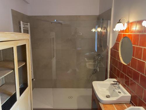 une salle de bain avec douche et lavabo dans l'établissement Mas de Papé, à Loriol-du-Comtat