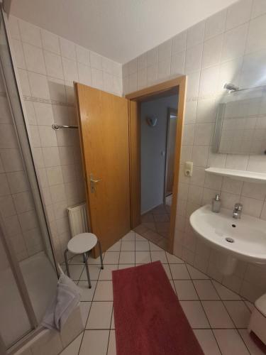 a bathroom with a sink and a toilet at Ferienwohnung Morgensonne in Ueckeritz