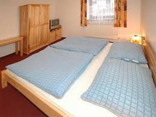 2 camas azules en una habitación con en Liptovska Izba en Liptovská Kokava