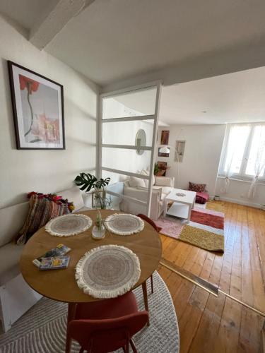 un salon avec une table et un canapé dans l'établissement Appartement centre historique Rennes, à Rennes