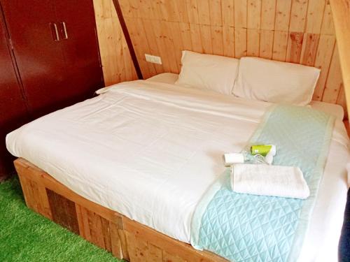 Una cama o camas en una habitación de Treehouse near mall rd for 4 person