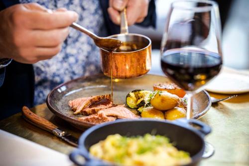 ホテルの敷地内または近くでの食事または食べ物