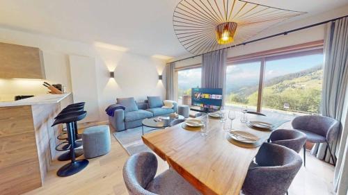 un salon avec une table et des chaises en bois dans l'établissement Résidence Les Chalets - Magnifique 4 pièces 73m2, 6 personnes, proche des pistes - Méribel Mottaret, à Les Allues