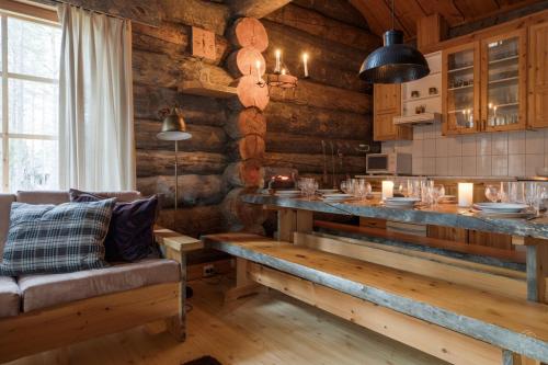 Una cocina con una mesa y un sofá en una habitación. en Villa Kelo by Hilla Villas, en Kittilä