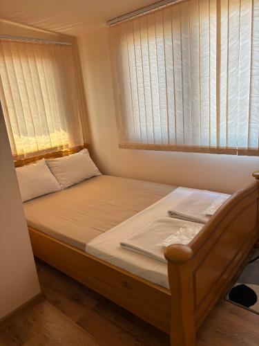 mała sypialnia z łóżkiem i oknem w obiekcie Studio Marten w Warnie