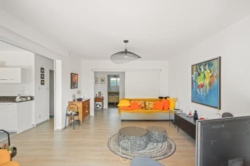 un salon avec un canapé et une table dans l'établissement Charmant RDJ T3 en Bord de Mer terrasse Carqueiranne By HC, à Carqueiranne