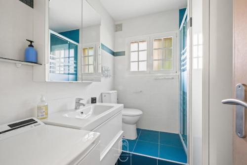 une salle de bain blanche avec un lavabo et des toilettes dans l'établissement Charmant RDJ T3 en Bord de Mer terrasse Carqueiranne By HC, à Carqueiranne