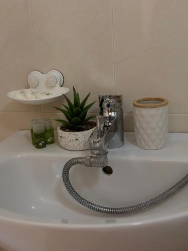 umywalka w łazience z kranem na górze w obiekcie Studio Marten w Warnie