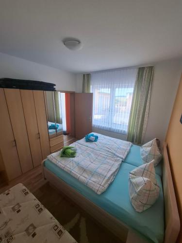 Postel nebo postele na pokoji v ubytování Achterwasser Blick