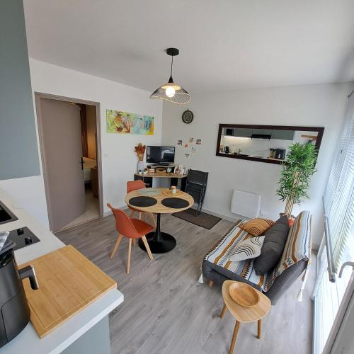 un salon avec un canapé et une table dans l'établissement Ty Colibri Lannion, à Lannion