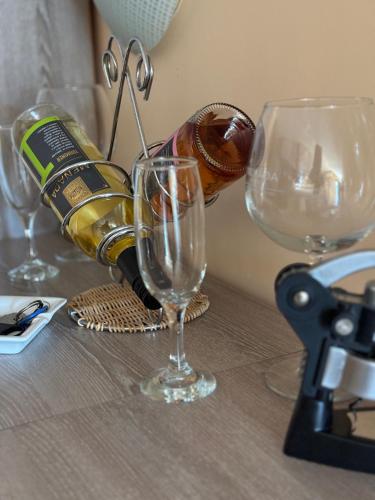 stół z dwoma kieliszkami i butelką wina w obiekcie Studio Marten w Warnie
