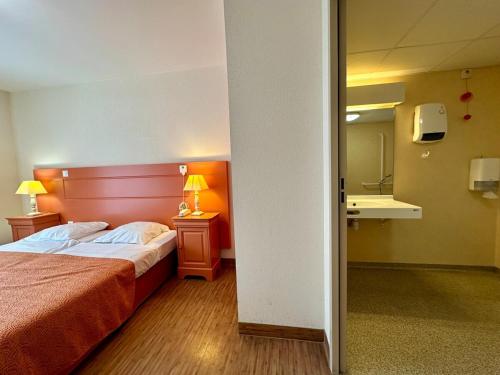 une chambre d'hôtel avec un lit et une salle de bain dans l'établissement T2 à proximité Grands Buffets, à Narbonne