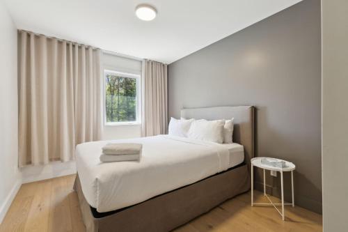 a bedroom with a large bed and a window at Condos Kamik Tremblant by Manitonga in Mont-Tremblant