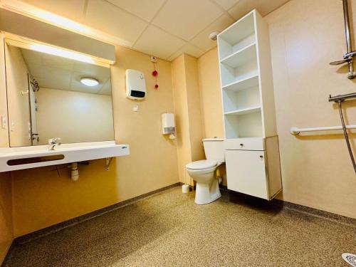 une salle de bain avec toilettes et lavabo dans l'établissement T2 à proximité Grands Buffets, à Narbonne