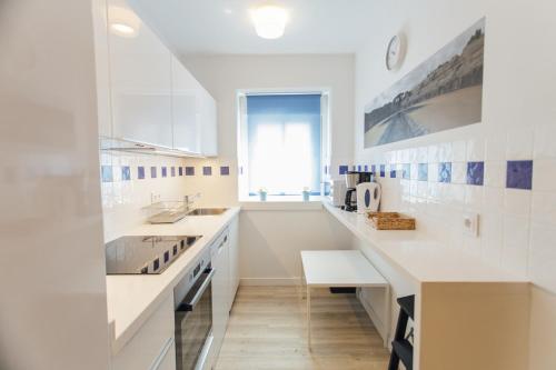 biała kuchnia z białym blatem i oknem w obiekcie Colorful and diaphanous- 3Bd 1Bth - Peral w Sewilli