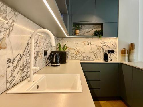 Chic Central Gem Walk to Acropolis in 10 minutes