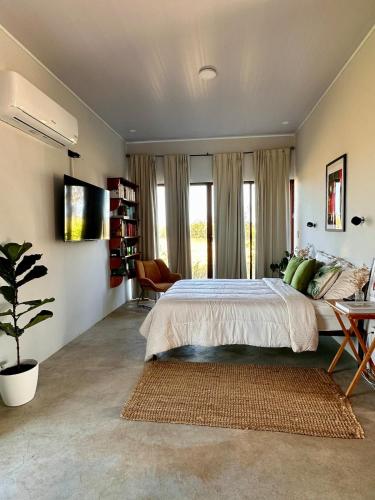 1 dormitorio con 1 cama grande y TV. en Little home near to the beach -Las Tablas, en Las Tablas