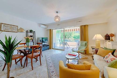 Posedenie v ubytovaní LE CARDIFF avec grand balcon, piscine et parking, un fabuleux appartement familial en basse Californie