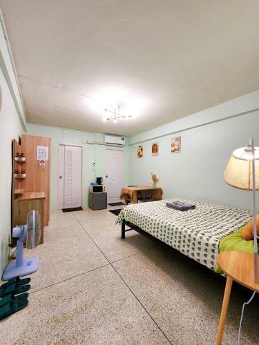Postel nebo postele na pokoji v ubytování 808-STP Homely room Free Wi-Fi and Near BTS