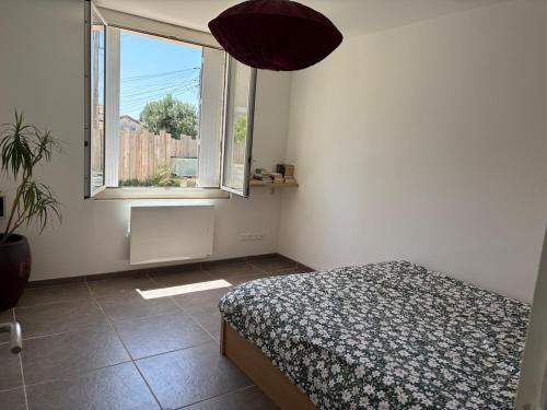 une chambre avec un lit et une fenêtre dans l'établissement Bottom of house plus terrace 37, à Six-Fours-les-Plages