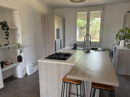 une cuisine avec une cuisinière et un comptoir dans l'établissement Bottom of house plus terrace 37, à Six-Fours-les-Plages