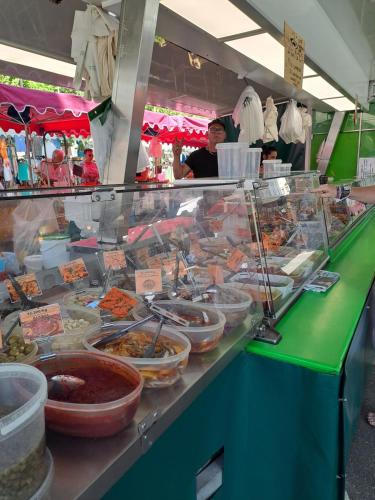 une ligne de buffet avec de nombreux types de nourriture différents dans l'établissement T2 neuf Mourillon climatisé, à Toulon