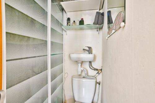 une petite salle de bain avec toilettes et lavabo dans l'établissement Arc de Triomphe Studio, à Paris