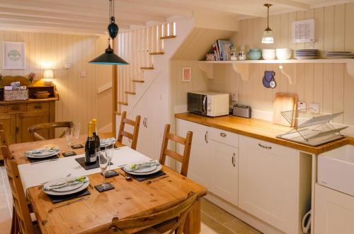 Dapur atau dapur kecil di Kirk Wynd Cottage