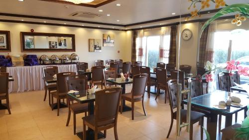A restaurant or other place to eat at Reem Hotel Apartments