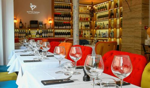 une longue table avec des verres à vin dans un restaurant dans l'établissement Luxurious and Glamorous Apartment, à Paris