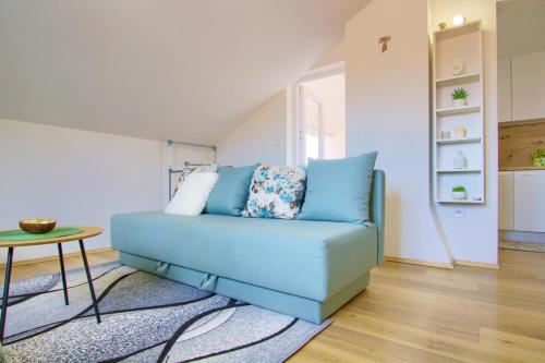 Ruang duduk di Summer Bliss Suite