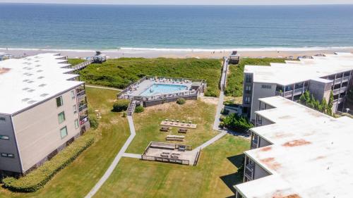 vista aerea di un edificio e della spiaggia di In Duck with Community Pool & Beach Access a Duck