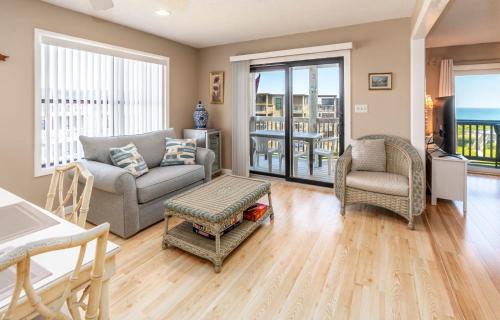 un soggiorno con un divano e due poltrone di In Duck with Community Pool & Beach Access a Duck