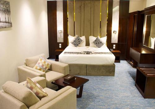 a hotel room with a bed and a couch at Milan Park Hotel in Taif