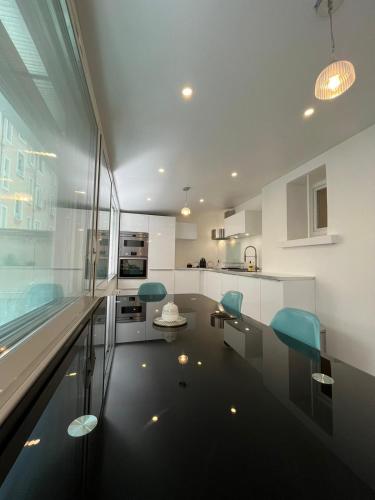 - une cuisine avec des chaises bleues et une table dans une chambre dans l'établissement Hyper-centre - Appartement cosy, Fibre - CLIM, à Grenoble