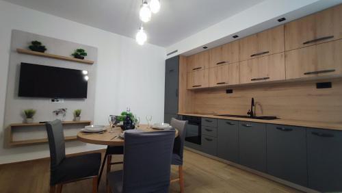 Η κουζίνα ή μικρή κουζίνα στο Apartman Solis - Family
