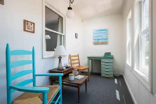 Χώρος καθιστικού στο Cozy Nags Head Home Walkable to Beach with Hot Tub